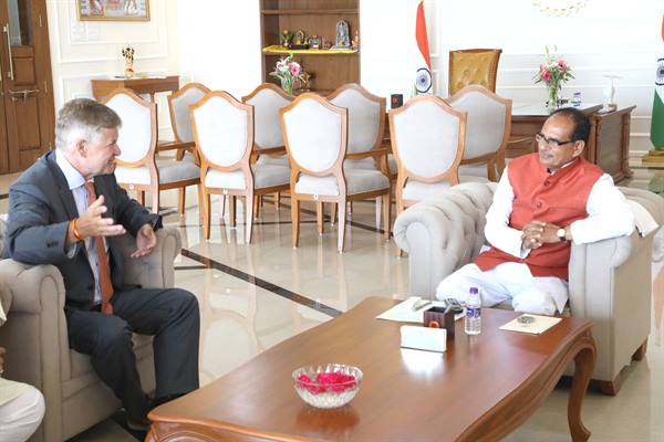 Courtesy Meet: Erik Solheim, Executive Director of United Nations Environment Program met the Chief Minister