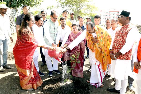 Tree Plantation: Pandit Pradeep Mishra participated in regular tree plantation with the Chief Minister