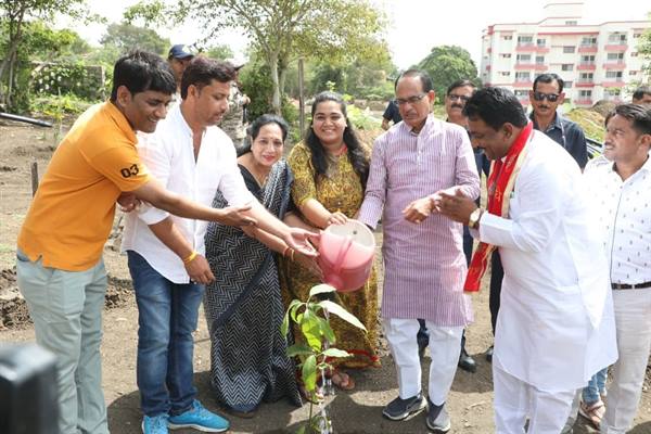 Tree Plantation: Environment friends along with the Chief Minister planted saplings on his birthday