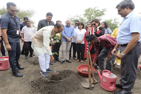 Tree Plantation: Chief Minister Chouhan along with prominent persons of film and OTT planted saplings
