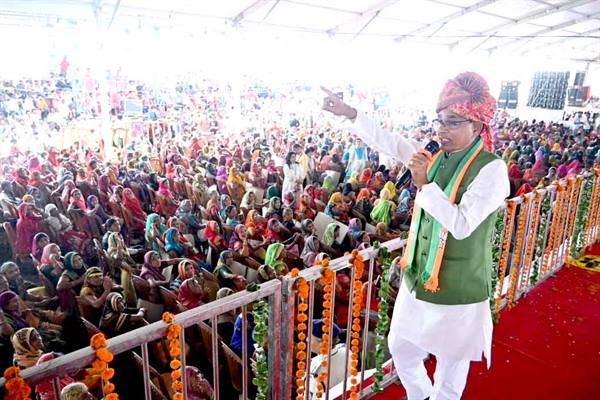 CM Ladli Behna: Chief Minister Shri Chouhan interacted with Ladli sisters in Ganjbasoda… Gifted development works worth more than 142 crores