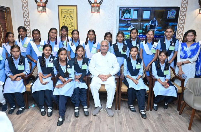 Courtesy Meet: Students of Swami Atmanand Excellent Hindi Medium School of Devada met the Chief Minister