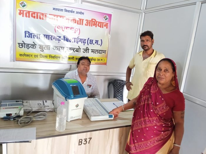 Sarangarh-Bilaigarh: Demonstration of EVM and VVPAT in Collectorate and Tehsil offices for voter awareness