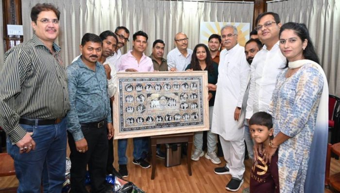 Ramayana based Pattachitra: Chief Minister appreciated the Ramayana based Pattachitra of Odisha artist