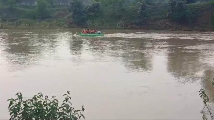 Rajnandgaon News: Young man swept away in the strong current of the river, went to bathe with a friend in Ghumaria river, search continues
