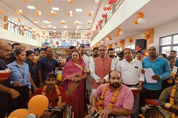 Accessories Delivery: Chief Minister Shivraj participated in the program of distribution of accessories to Divyangjan in Bhairunda