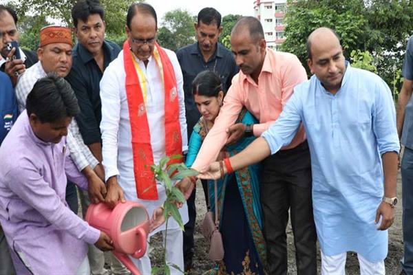 Tree Plantation: Medal winners of Special Olympics planted saplings along with Chief Minister Chouhan