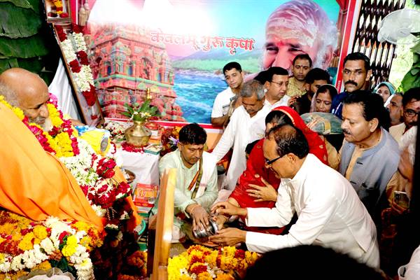 CM Shivraj: Chief Minister took blessings of Swami Shadmukhanand Ji Maharaj after reaching Hirapur village of Narsinghpur