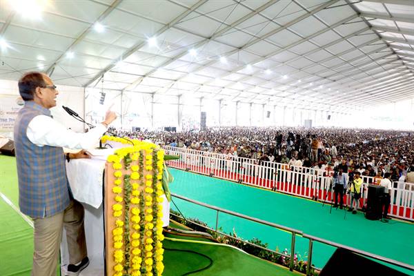 Mega Conference: Chief Minister addressed contract employees at Nehru Stadium