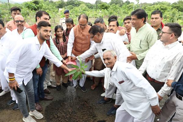 Tree Plantation: Chief Minister Shivraj Chouhan planted mango, mahua and neem saplings