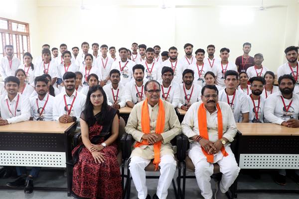 Government College Ashta: Chief Minister Shivraj interacted with public service friends, youth shared field experiences with the Chief Minister