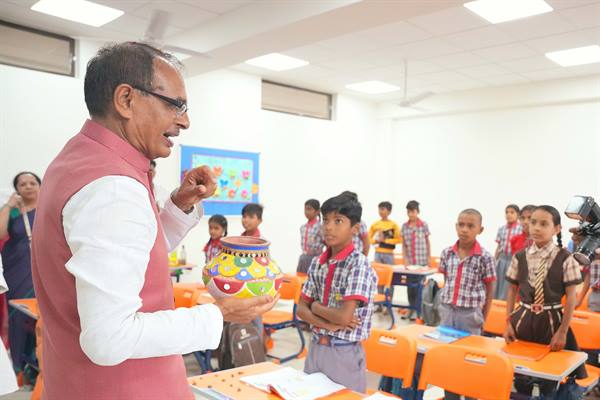 School Chale Hum Campaign: Chief Minister Shivraj inaugurated the School Chale Hum campaign 2023 from Gulana, Shajapur ... inaugurated the CM Rise School building costing 24 crores