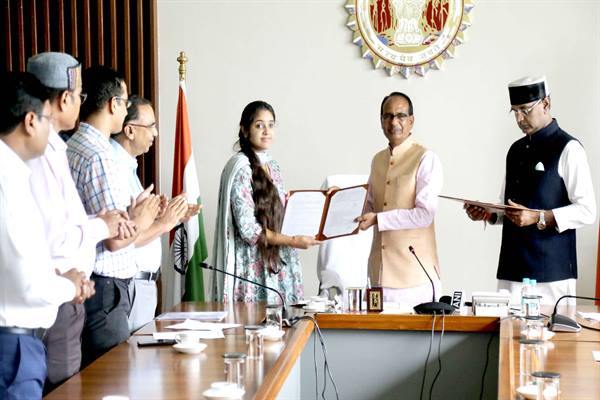 Appointment Letter: Chief Minister Shivraj gave appointment letters to newly appointed medical teachers of Medical College Satna