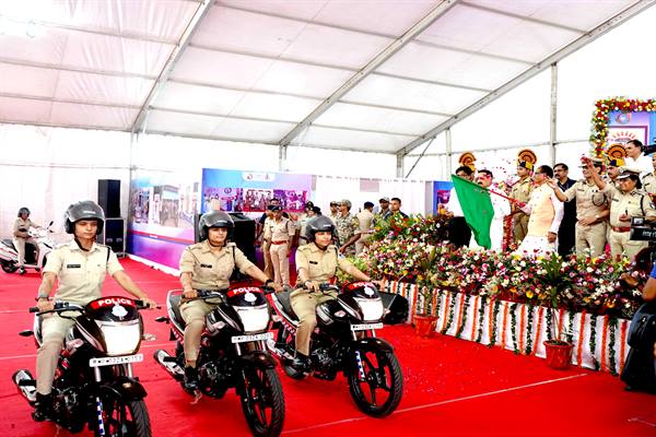 Women's Help-Desk: Chief Minister Shivraj flagged off two wheelers for women's help-desk...booklet Abhimanyu released