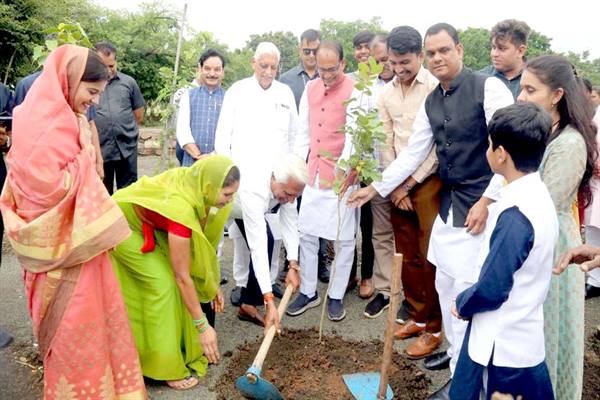 Tree Plantation: Chief Minister Shivraj planted saplings with former ministers, social workers and environmental lovers