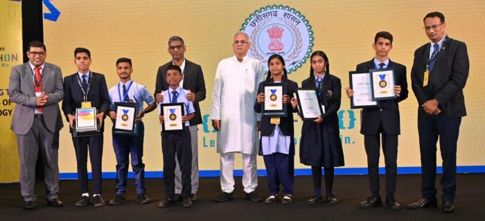 Code-A-Thon : The Chief Minister was involved in the 'Code-A-Thon' program ... 6 children of Swami Atmanand Government English Medium School were honored