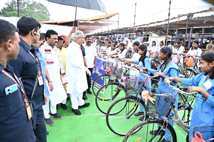 Cycle Distribute: Chief Minister Bhupesh provided cycles to 50 girls under Saraswati Cycle Yojana