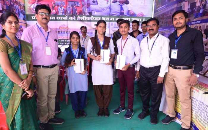 Bharose Ka Sammelan: The faces of the youth blossomed after getting the tablet