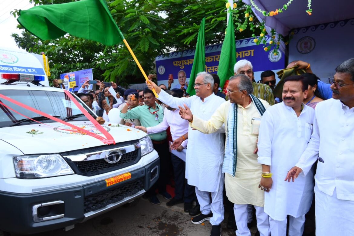 CM Gauvansh Mobile Medical Yojana : मुख्यमंत्री ने 50 मोबाइल पशु चिकित्सा इकाई को हरी झण्डी दिखाकर किया रवाना