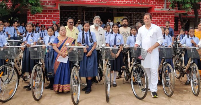 Saraswati Cycle Yojana: Parliamentary Secretary Vikas Upadhyay distributed cycles to girl students