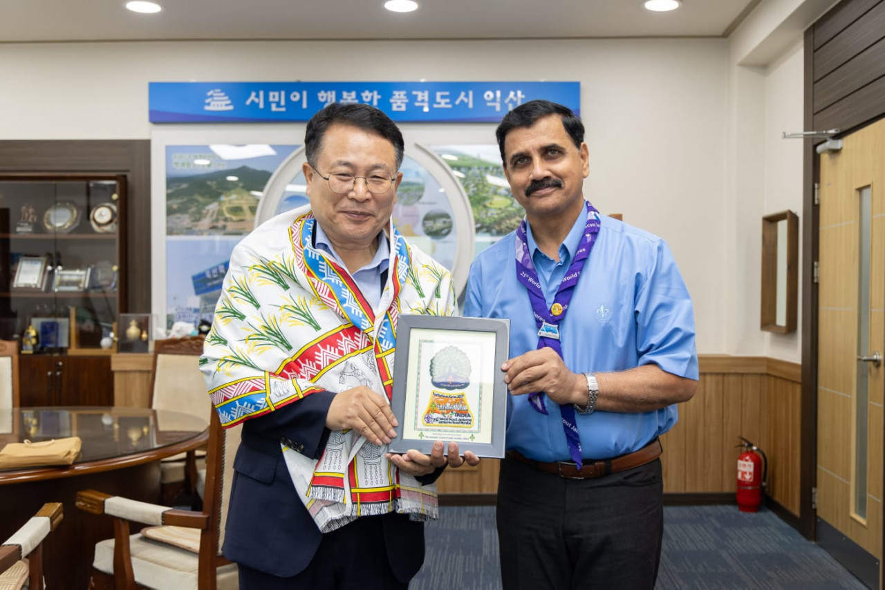 Indian Scout Guide Fellowship: Mayor of Korea Iksan City seen with the state towel