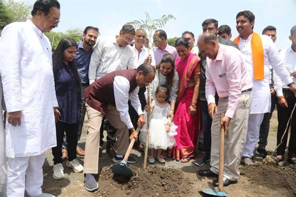 Tree Plantation: Chief Minister Shivraj Chouhan planted saplings of Peepal, Karanj and Gulmohar