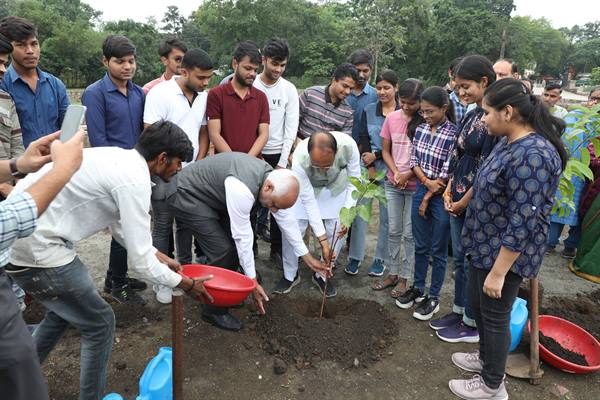 Tree Plantation: Chief Minister Chouhan planted saplings with the students