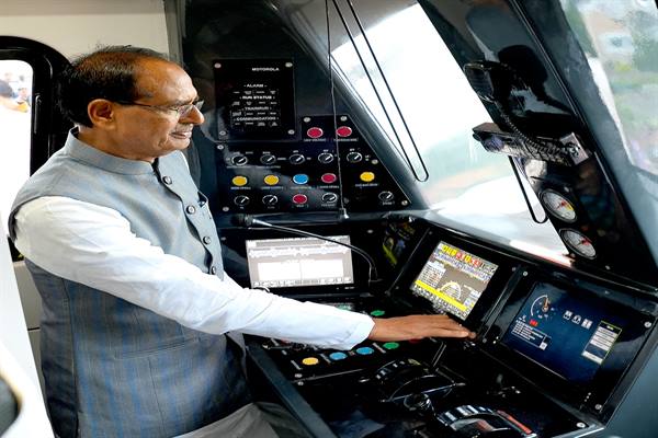 MP Metro Train: Chief Minister Chouhan unveiled the model coach of the metro train