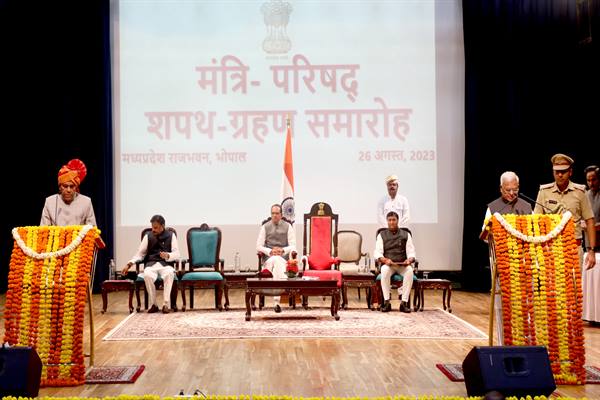 Take Oath: Madhya Pradesh Governor Mangubhai Patel administered the oath to the newly appointed ministers… Council of Ministers swearing-in ceremony concluded at Raj Bhavan