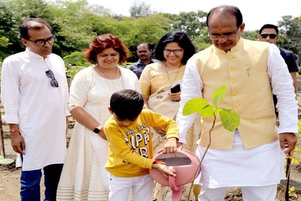 Tree Plantation : मुख्यमंत्री चौहान ने बरगद, जामुन और कदम्ब के पौधे रोपे