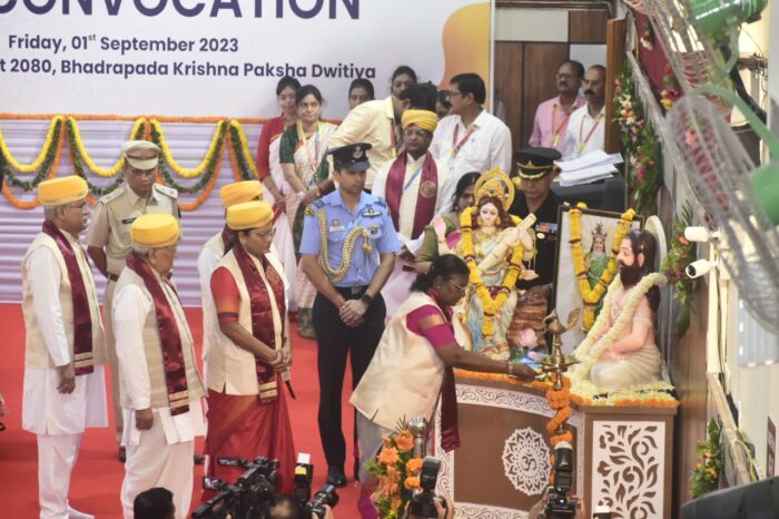 Convocation Procession: President Mrs. Draupadi Murmu arrived to attend the convocation ceremony held at Guru Ghasidas Central University, Bilaspur