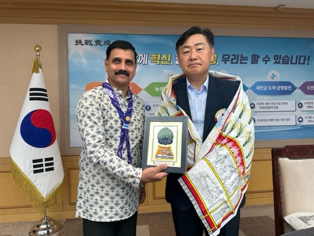Honored by the Governor : Scout troop honored by the Governor of South Korea for Jamboree activity