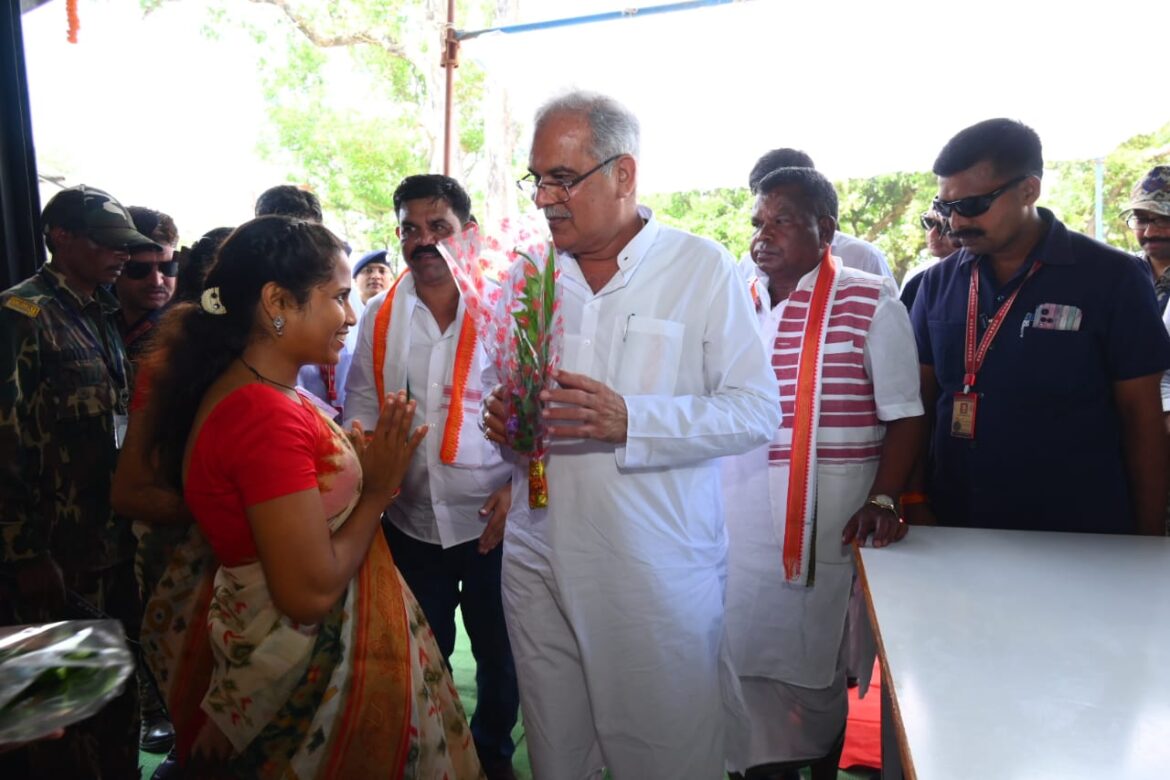 Bijapur Government Factory : मुख्यमंत्री भूपेश बघेल ने ईटपाल स्थित बीजापुर गारमेंट फैक्ट्री का किया लोकार्पण