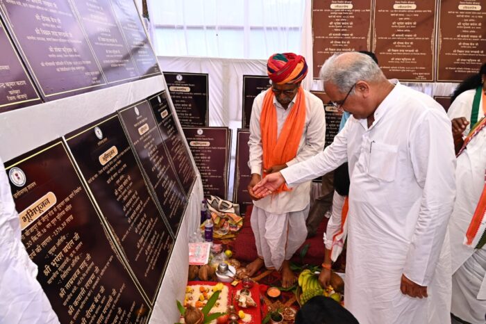 District Level Bhet Mulakat: Chief Minister Bhupesh Baghel gave the gift of inauguration-bhoomi pujan works worth Rs 457 crore in Bijapur district.