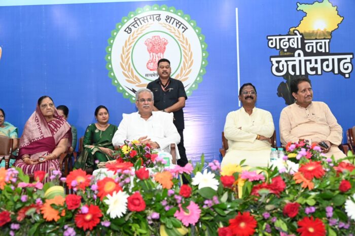 CG CM House: Chief Minister Bhupesh Baghel participated in the program and state level women's conference organized on the occasion of Teeja Pora Tihar at his residence premises today.