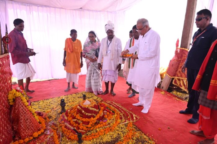 Newly Built Temple: Chief Minister Bhupesh Baghel inaugurated the newly built temple after having darshan of Naveen Musaria Mata in Chhindgarh.