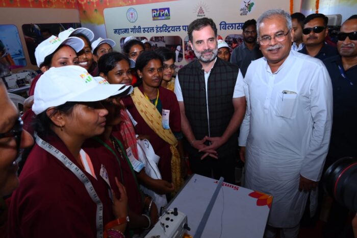 Coat Group: The women of the coat group gifted a coat made in the garment factory to Rahul Gandhi.