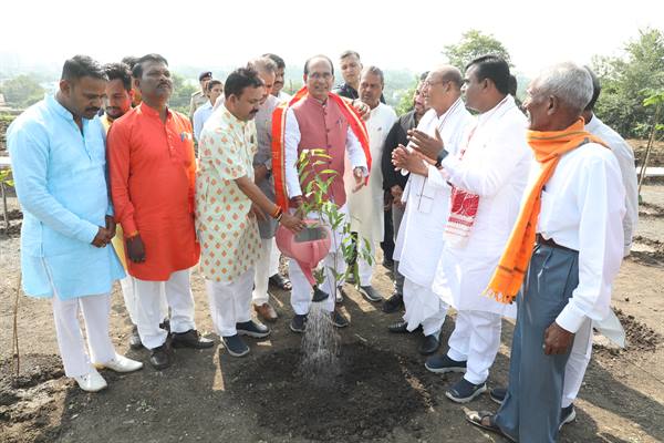 Tree Plantation : मुख्यमंत्री शिवराज चौहान के साथ किसान मोर्चा अधिकारियों, व्यापारी प्रतिनिधियों और सामाजिक कार्यकर्ताओं ने पौधे लगाए