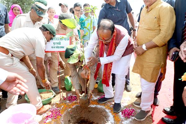 Tree Plantation : मुख्यमंत्री शिवराज सिंह चौहान ने ओरछा में पौधरोपण किया
