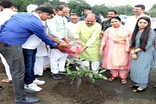 Tree Plantation: Chief Minister Shivraj Chouhan planted saplings along with public representatives