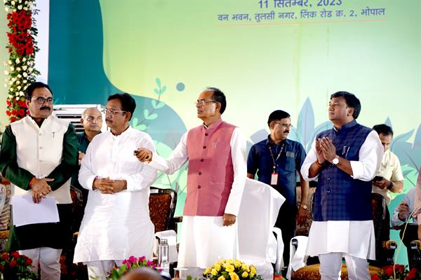 Forest Festival : मुख्यमंत्री शिवराज सिंह चौहान ने राज्य वन शहीद स्मारक का लोकार्पण और चंदनपुरा नगर वन का शुभारंभ किया…वन महोत्सव में शामिल हुए और वन शहीदों के परिजनों का किया सम्मान