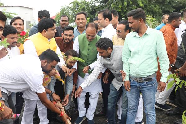 Tree Plantation : मुख्यमंत्री शिवराज चौहान ने बेलपत्र, पीपल और गुलमोहर के पौधे लगाए