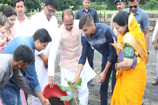 Tree Plantation : मुख्यमंत्री शिवराज चौहान के साथ कराटे खिलाड़ियों ने लगाए पौधे