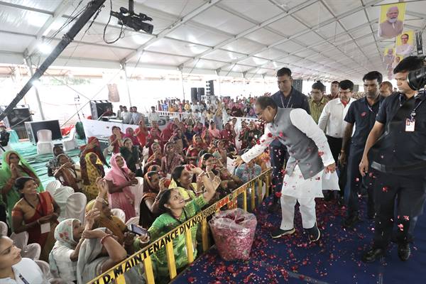 MP Street Vendors : मुख्यमंत्री शिवराज चौहान ने पथ विक्रेताओं की महापंचायत में की घोषणा…जारी होंगे परिचय पत्र और तहबाजारी की वसूली से मिलेगी मुक्ति