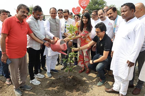 Tree Plantation : मुख्यमंत्री शिवराज सिंह चौहान ने जनप्रतिनिधियों और चिकित्सकों के साथ किया पौध-रोपण