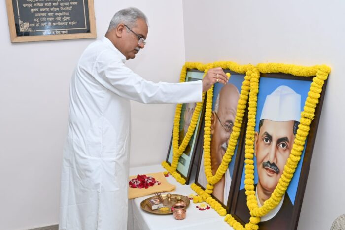 CM Bhupesh: Chief Minister paid tribute to Father of the Nation Mahatma Gandhi, former Prime Minister Late Lal Bahadur Shastri and poet Haji Hasan Ali on their birth anniversary.