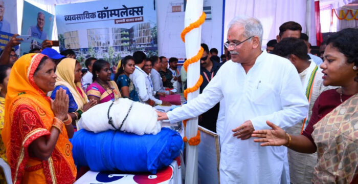 Dabhra Tehsil: Chief Minister Bhupesh Baghel distributed materials to the beneficiaries under various schemes in a program organized in Dabhra of Sakti district and distributed agricultural equipment to the farmers.
