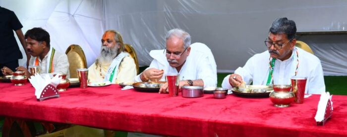 Chhattisgarhi Cuisine: Chief Minister tasted delicious Chhattisgarhi cuisine with tribal community heads