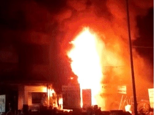 FIRE BREAKING: Big news…! Tire warehouse burnt to ashes in a moment…many shops including hospital were affected…see horrifying VIDEO