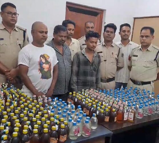 Crime News: Police raided several places simultaneously, four accused arrested with 456 country and English liquor.